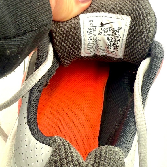 Nike Air Max Genome Youth Size 5 Gray Orange Shoes CZ4652-004 great condition